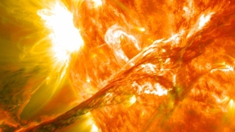 Учени прогнозират фатално изригване на Слънцето! Щетите и жертвите ще са неизброими