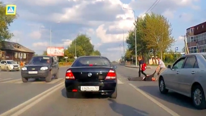 ВИДЕО, което взриви интернет! Нетърпелив шофьор влачи пешеходец по земята