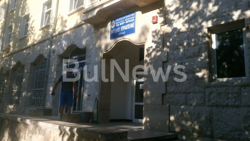 Нелеп екшън: Полицаи се биха в районното във Враца (СНИМКИ)