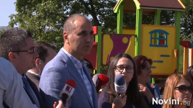 Цветанов и министър Нанков откриха детска площадка в Годеч