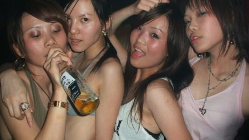 Американците обясниха защо азиатците започват да сияят, когато пият водка 