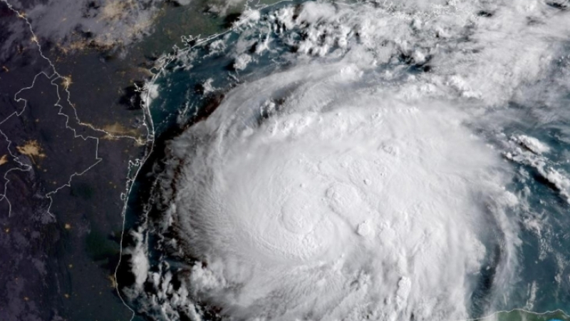 В САЩ настръхват, ураганът Флорънс набира сила