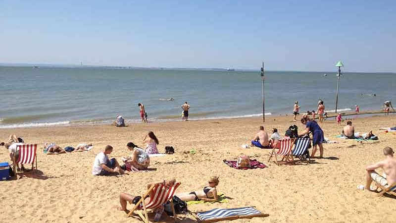 Паника в Англия: Евакуират туристи от плаж заради ...