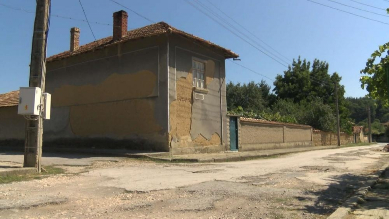 Нищо в тази къща в село Веселиново не подсказва, че там е живял първият български... (СНИМКИ)