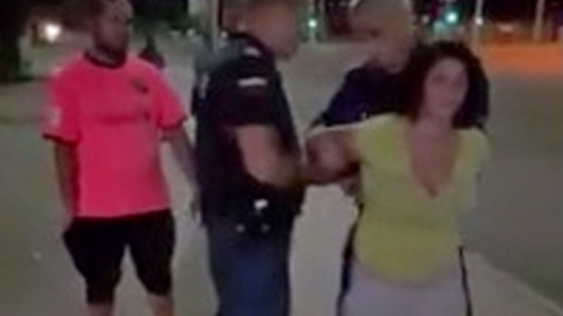 Бургаска ромка скочи на полицаи с диви крясъци: Ще видите вие как е**т циганите! (ВИДЕО 18+)