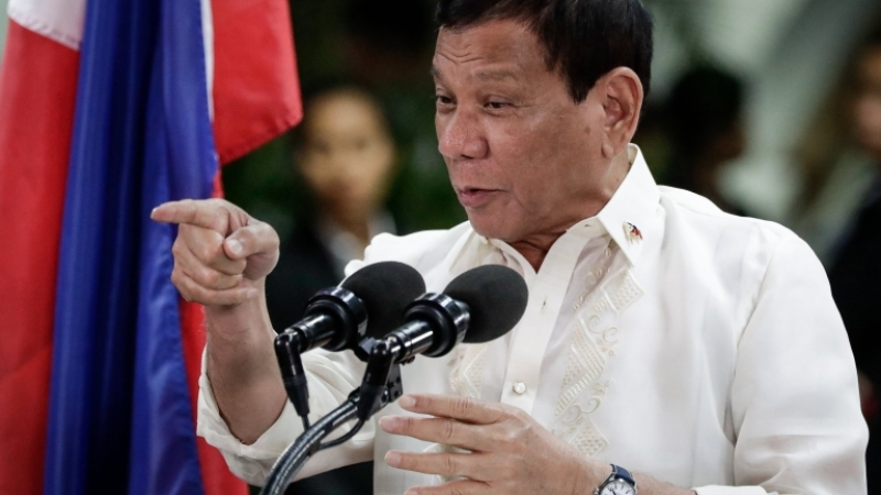 Филипинският президент пак скандализира! Нареди на полицията: Убийте всеки идиот, който...
