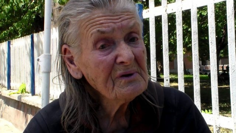 Бандити нападнаха и пребиха бездомната баба Марийка, която съседи прогониха на улицата 
