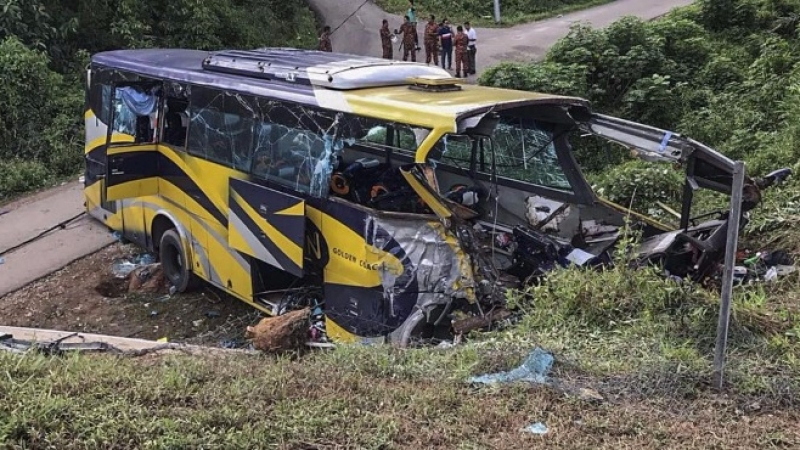 Ужас: Автобус се преобърна в канавка, най-малко 29 души са загинали