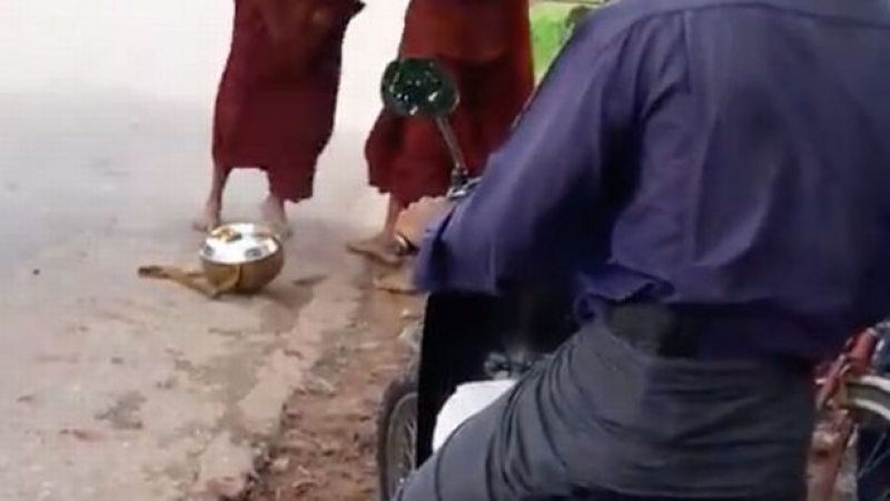 Будистки монаси се млатиха като обезумели пред очите на изумени минувачи (СНИМКИ/ВИДЕО)