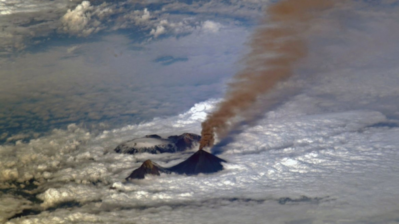 Космонавт засне изригването на най-високия действащ вулкан в Евразия от борда на МКС (СНИМКИ)