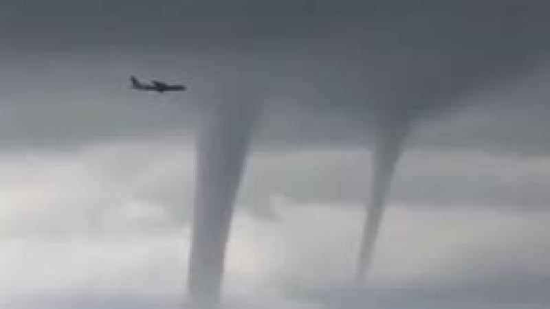 Пътнически самолет кацна на фона на страшен смерч в Сочи (ВИДЕО)
