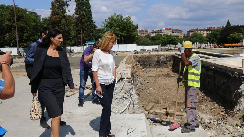 Фоторепортаж в БЛИЦ: Фандъкова инспектира ремонта пред НДК (ВИДЕО)