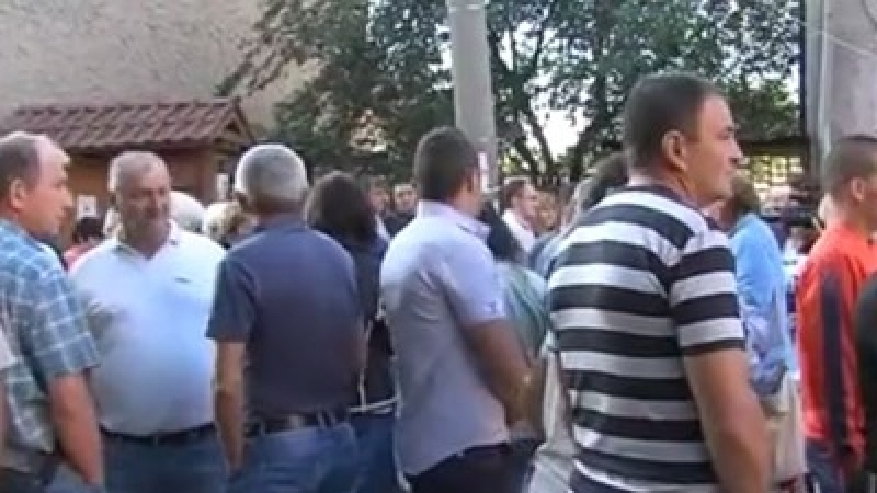 Жителите на Кочериново блокираха пътя за Рилския манастир, протестират срещу... (ВИДЕО)