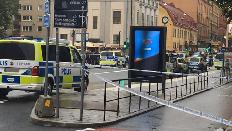 Кръв се лее в Швеция! Наръгаха полицай във врата в Стокхолм (ВИДЕО)