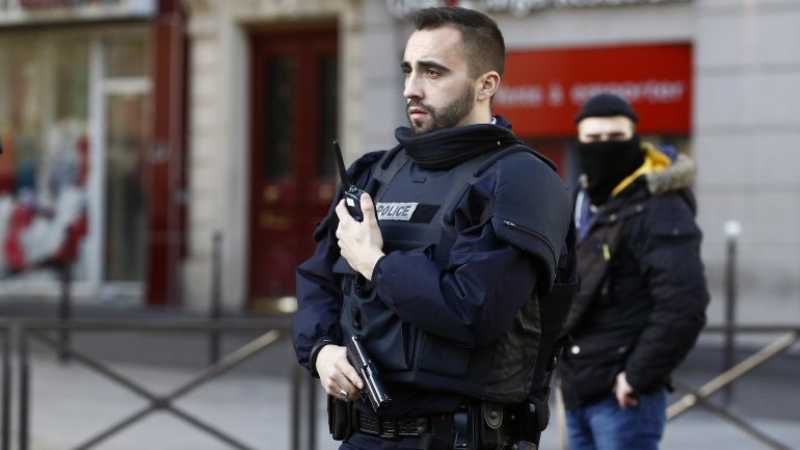 Фанатик изкрещя  „Аллах Акбар, извади нож и кла полицаи пред джамия в Берлин
