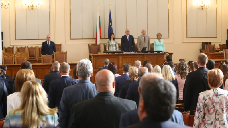 Край на почивката! Парламентът откри сесията с българския и европейския химн (СНИМКИ)