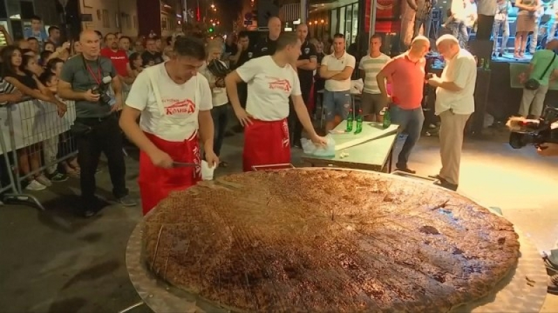 Приготвиха гигантска плескавица в сръбския град Лесковац