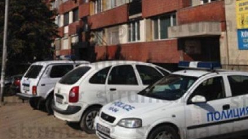 Екшън в Дупница: Арестуваха бивш военен, полицаи откриха оръжеен склад и ценни монети в дома му