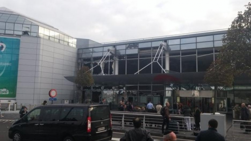 Паника на летище в Брюксел! Мъже крещят "Аллах Акбар", спецслужбите претърсват за бомби