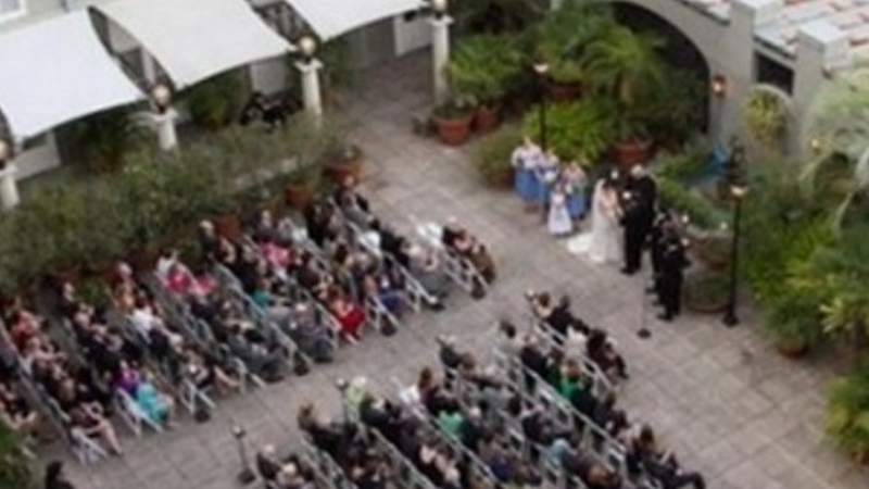 Младоженци поръчаха заснемане на сватбата от въздуха, но когато увеличиха снимката, ги побиха тръпки от ужас (СНИМКИ)