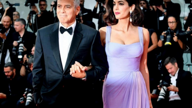 Три месеца след раждането Амал Клуни изглежда невероятно във Венеция (ГАЛЕРИЯ)