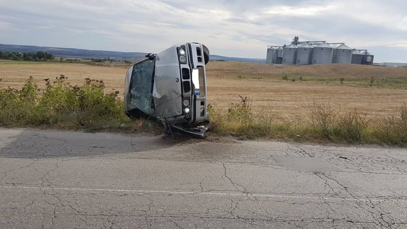 Тежко автомеле с БМВ край Варна, двама младежи са в болница (СНИМКИ)