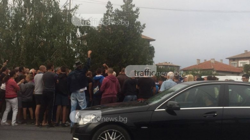 Сблъсък между протестиращи и полиция в Коматево, има арестуван (СНИМКИ)