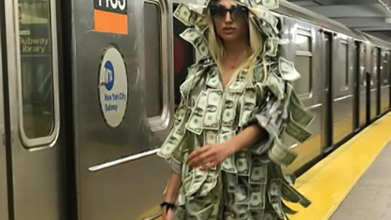 Уникално! Гореща моделка на "Плейбой" се пусна в метрото само по рокля от долари, вижте какво се случи (СНИМКИ)