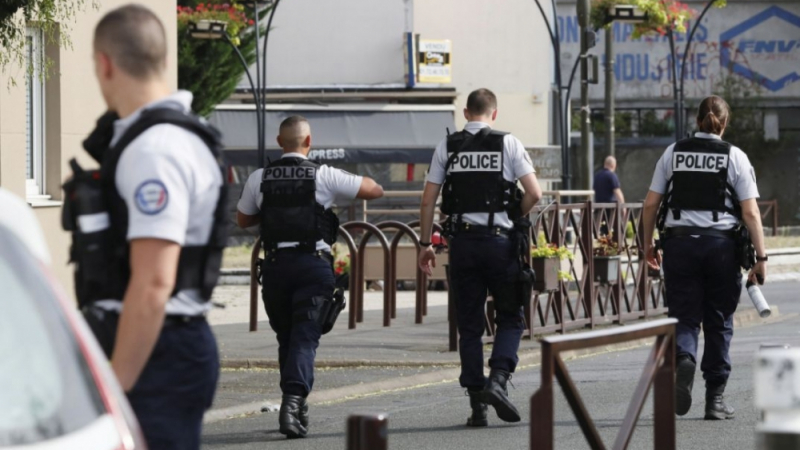 "Майката на Сатаната" вдигна накрак френската полиция (СНИМКИ)