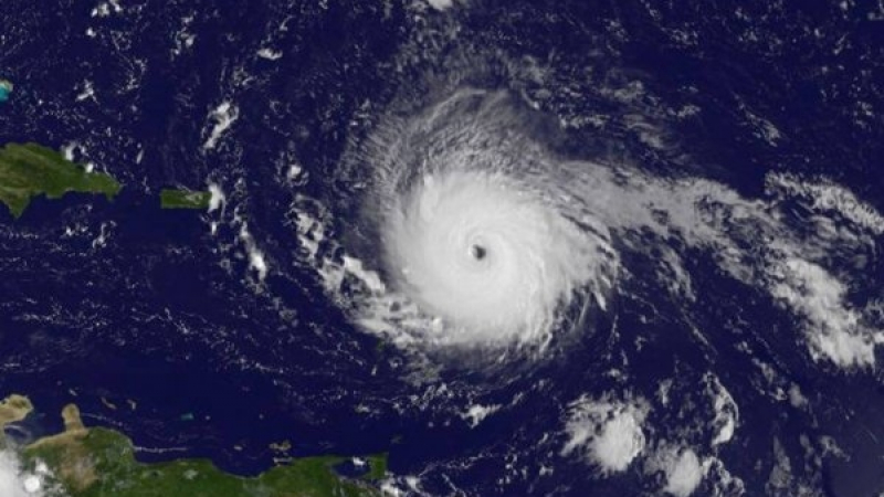 В окото на бурята: Уникално ВИДЕО показва какво се случва в центъра на урагана „Ирма” 