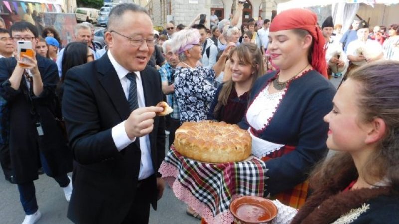 Момчиловци откри на китайски фестивала на киселото мляко