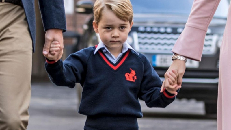 Принц Джордж се изпусна по време на разходка с баба си