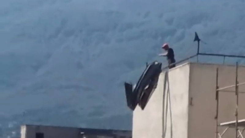 Саниране по български: Работници хвърлят ламарини от 16-ти етаж! (СНИМКИ)