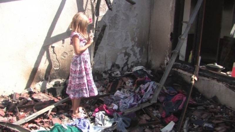 Пожар остави млада майка и невръстните й дечица на улицата, цяла България се зае да им помага 