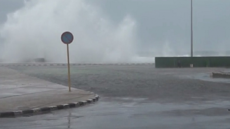 Чудовището Ирма: Гигантски вълни "изядоха" част от брега на Хавана (ВИДЕО)