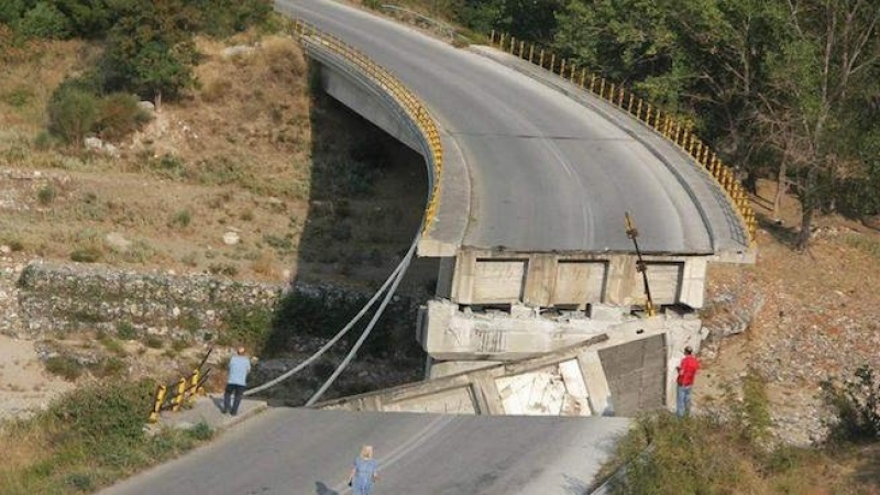 Ужас в Гърция! Мост се срути на магистрала