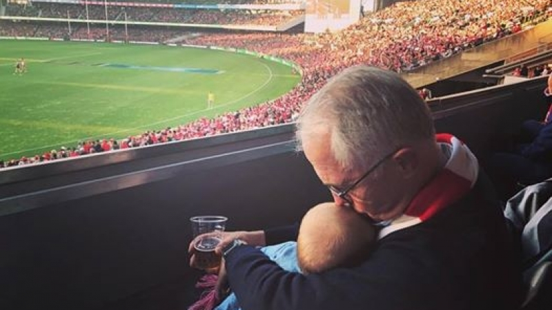 Моралистки оплюха австралийския премиер, защото държал бира и бебе едновременно