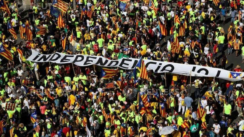 В Барселона напрежението расте, улиците почерняха от хора