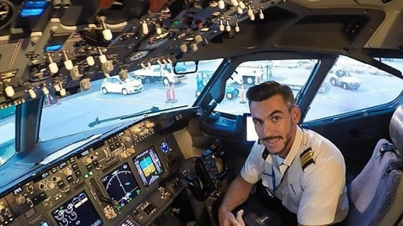 Безстрашен пилот се снима извън кабината на самолета си и стана звезда (СНИМКИ)