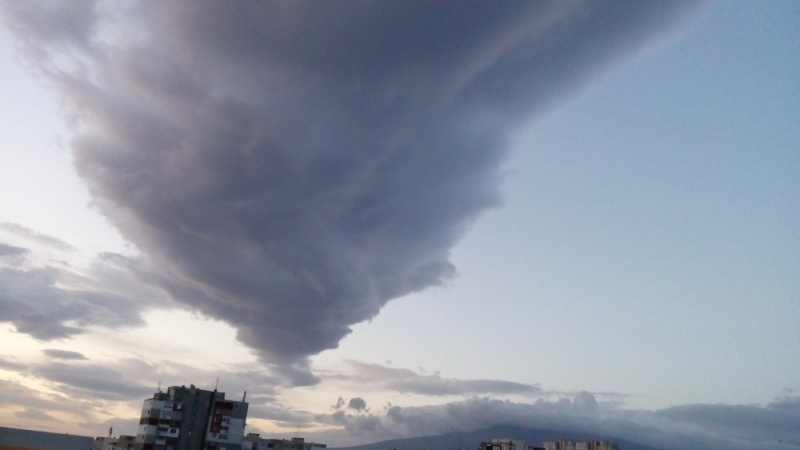 Фоторепортаж в БЛИЦ: Тази страхотия в небето над София ли е предвестник на приближаващата стихия от Тоскана през Хърватия (СНИМКИ/ВИДЕО)