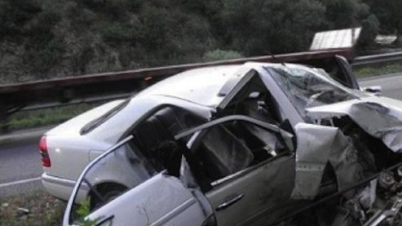Три момчета забиха колата си в скален скат в Родопите