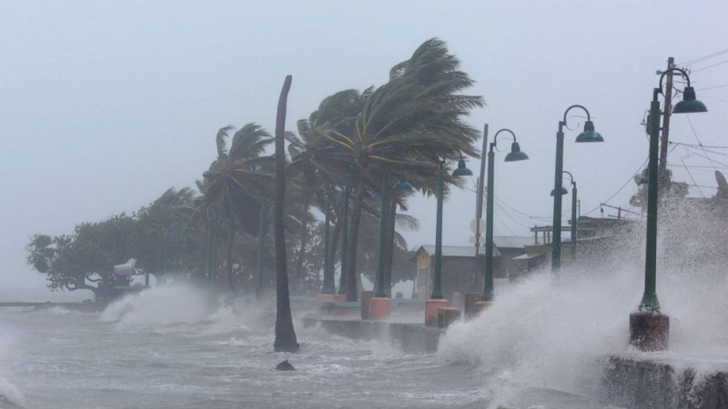 Подготвят данъчни облекчения за пострадалите от ураганите в САЩ