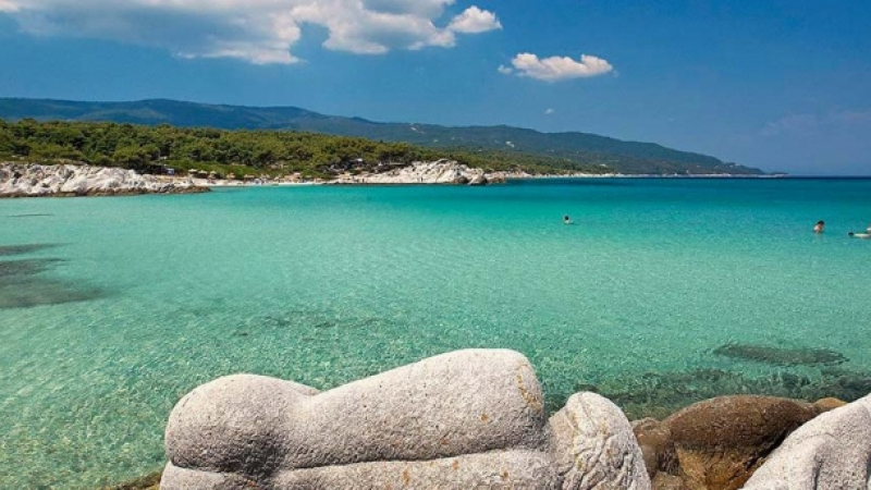 Затънтените плажчета на нашето Черноморие изчезнаха и всички се юрнаха към оазиса Ситония (СНИМКИ)