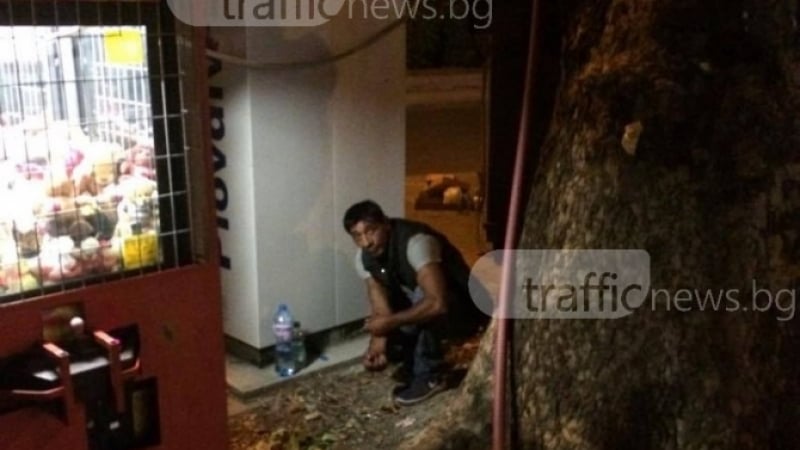 Шокираща гледка! Наркоман се боцка пред очите на минувачи в центъра на Пловдив! (СНИМКИ)