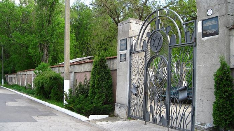 Вандали оскверниха еврейските гробища в София 