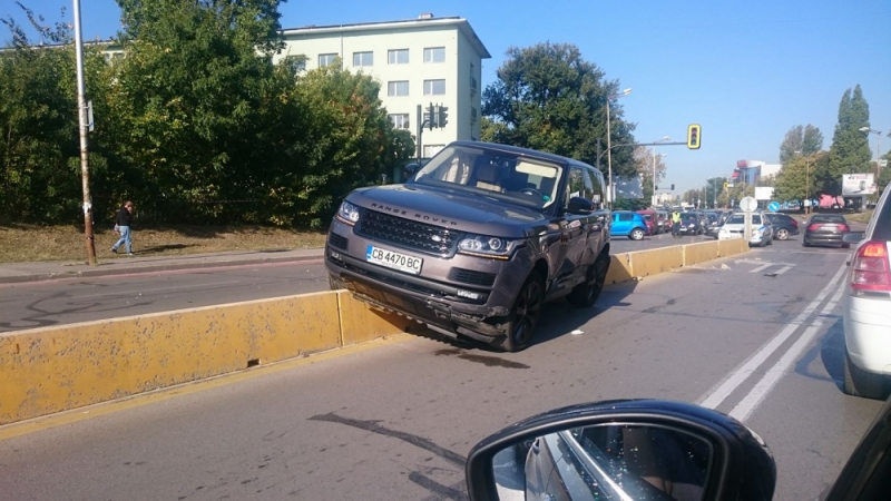 Така карат в София: Лъскав джип яхна бетонна мантинела (СНИМКА)