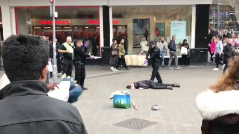 Нов ужас във Великобритания! Мъж с нож бе тръшнат от полицаите в района на много метростанции в Бирмингам (ВИДЕО)