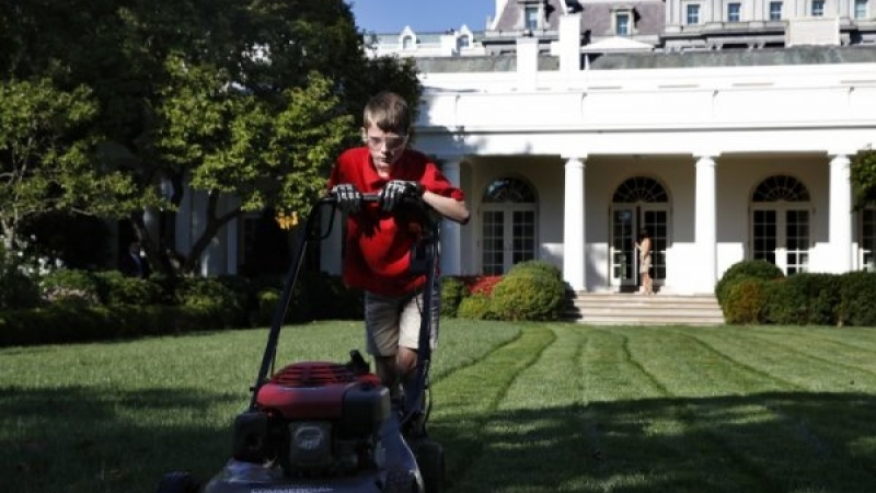 Тръмп даде на 11-годишен да окоси моравата на Белия дом