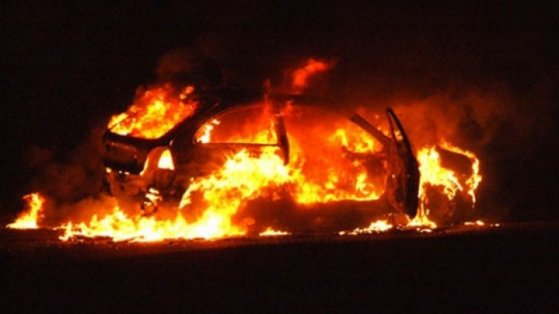 СИГНАЛ ДО БЛИЦ: Кола гори в столицата, според съседи е взривена