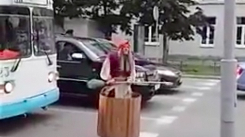 Баба Яга втрещи хората по улиците на Москва (ВИДЕО)